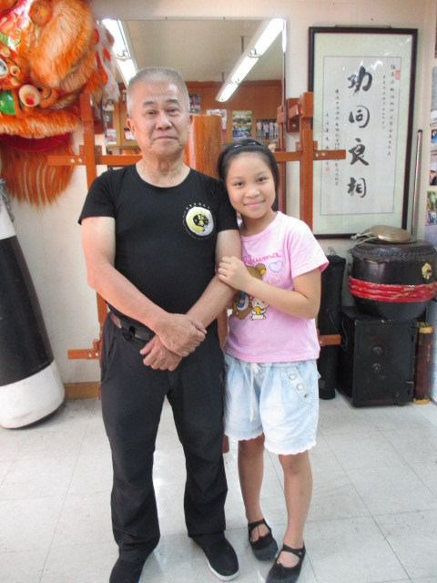 詠春義教，梁錦棠師父與小學員合照