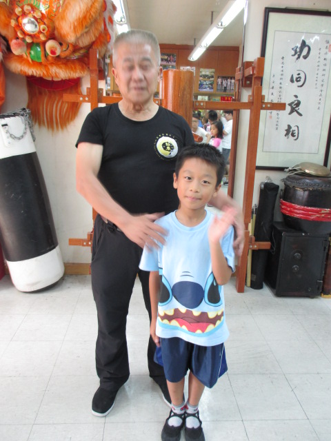 詠春義教，梁錦棠師父與小學員合照