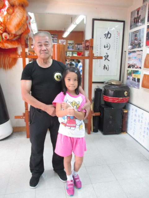 詠春義教，梁錦棠師父與小學員合照
