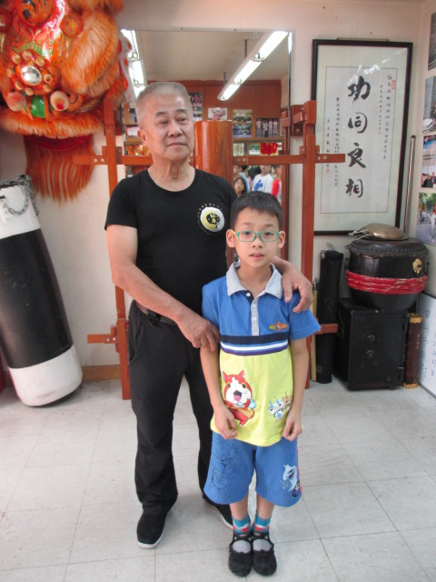 詠春義教，梁錦棠師父與小學員合照