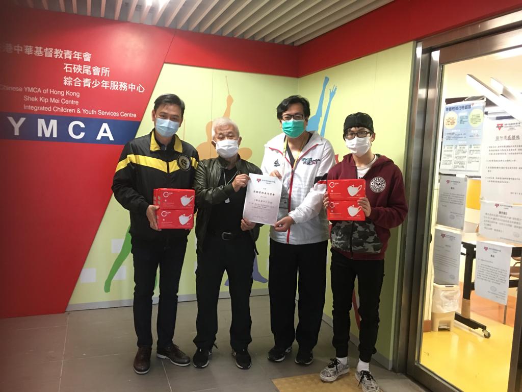 梁錦棠師父、陳礎基會長伉儷和傑師兄一齊到YMCA 幫手包裝口罩、預備送到石硤尾區之基層家庭。
